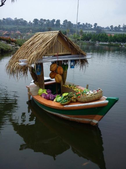 Wisata Keluarga di Bandung dengan Konsep Pasar Terapung