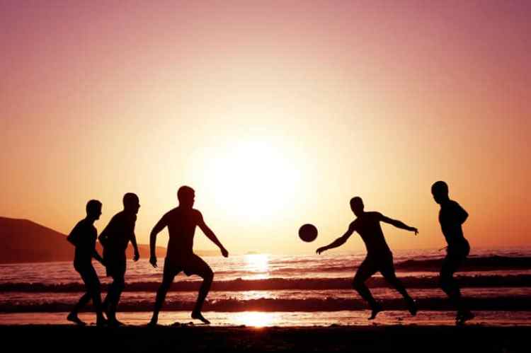 bermain bola di pantai