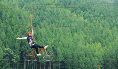 7 Wisata Wahana Sepeda Gantung di Indonesia, Ada Bandung