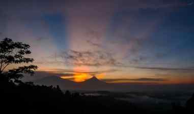 Wajib di Kunjungi ! Sunrise di Punthuk Setumbu yang Penuh Pesona